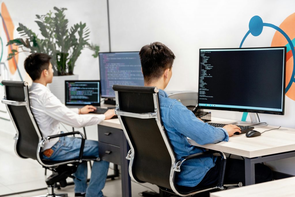 Développement personnalisé de logiciels et applications grâce à des solutions de codage sur mesure.