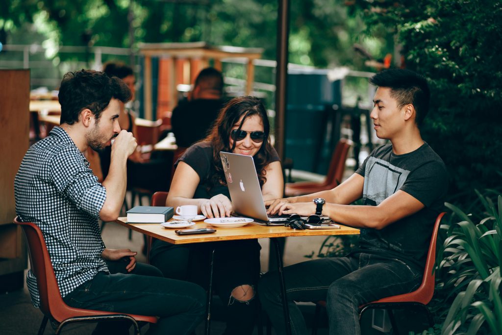 Gagnez des revenus supplémentaires en recommandant des solutions IA à vos contacts professionnels.
