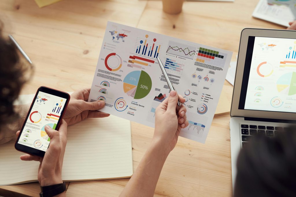 Utilisation de l'intelligence artificielle pour analyser les grandes données (Big Data).