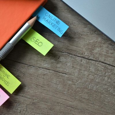 Analyse et optimisation SEO avec l'intelligence artificielle pour des résultats performants.